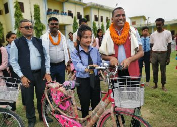 मटिहानी नपाद्वारा कक्षा ११ का ५३ छात्रालाई साइकल वितरण