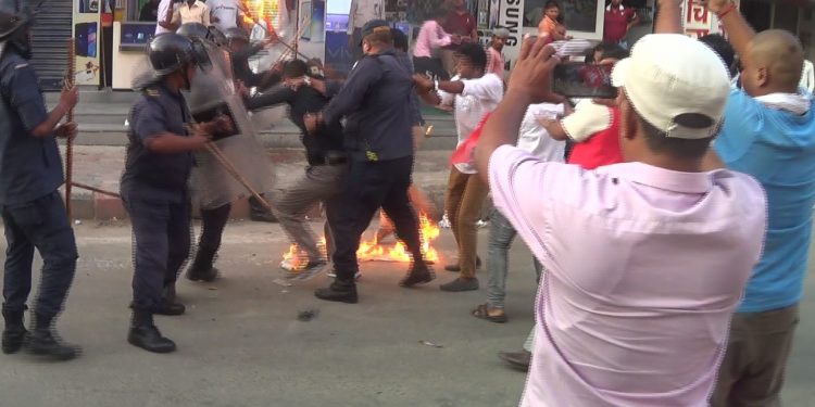 जनकपुरधाममा राष्ट्रपति भण्डारीको पुत्ला दहन र चक्काजाम￼