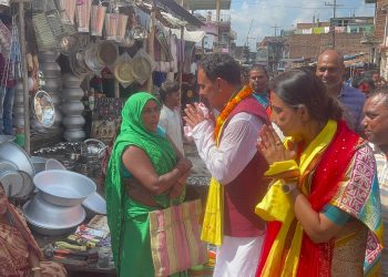 प्रदेश सभा सदस्यका उम्मेदवार मत माग्न घरदैलोमा व्यस्त