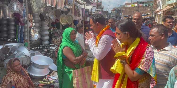 प्रदेश सभा सदस्यका उम्मेदवार मत माग्न घरदैलोमा व्यस्त