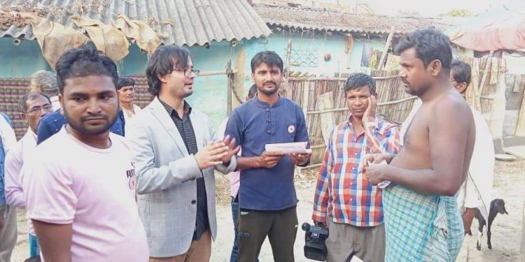 जनमतका डा. झा बिरामीलाई चेकजाँच गरी मत मांग्दै