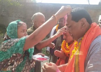 उम्मेदवार शेषनारायणलाई मतदाताहरू फुलमालाले स्वागत गर्दै