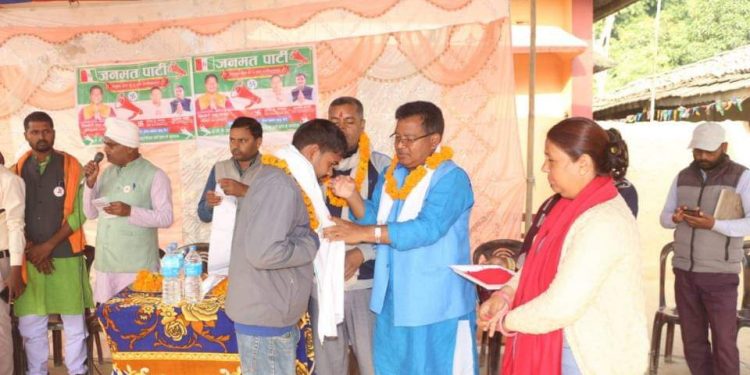धनुयषा १ : यादव र कार्की बिचको प्रतिस्पर्धामा कमल उक्लिंदै