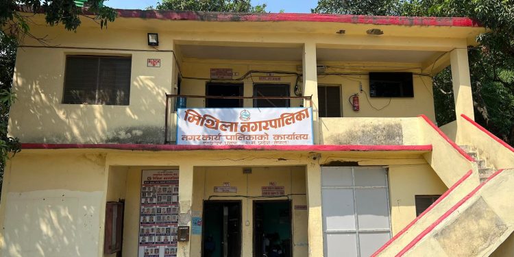 स्थानीयले मिथिला नगरपालिकामा गरे तालाबन्दी
