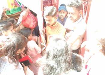 दुर्गा पुजामा समितिकाे हर्कत : घण्टाै निकासद्वार बन्द, श्रद्धालुसंग दुर्व्यवहार