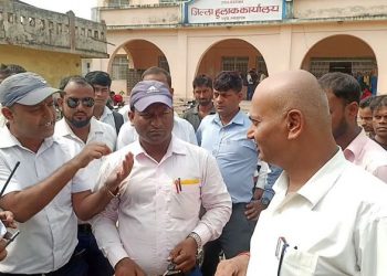 धनुषा हुलाकमा कर्मचारीहरुले गरे तालाबन्दी