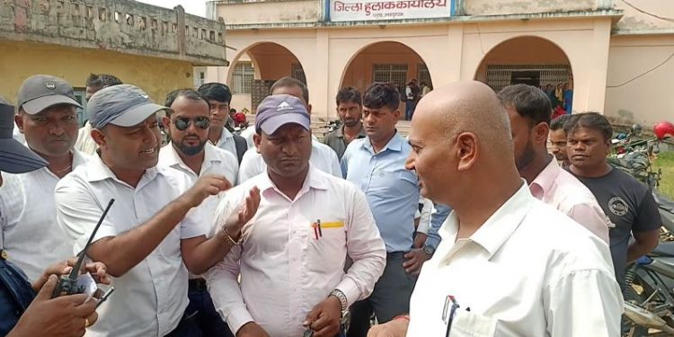 धनुषा हुलाकमा कर्मचारीहरुले गरे तालाबन्दी