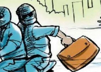 गाेली फायर गर्दै अज्ञात समुहले लाखाै लुटे