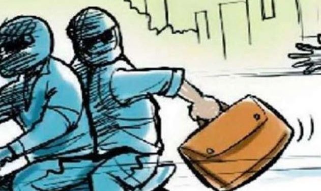 गाेली फायर गर्दै अज्ञात समुहले लाखाै लुटे