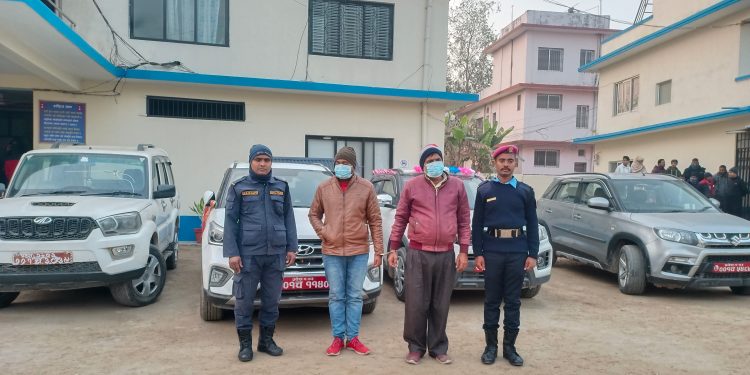 चाेरीका ४ गाडीसहित दूईजना पक्राउ