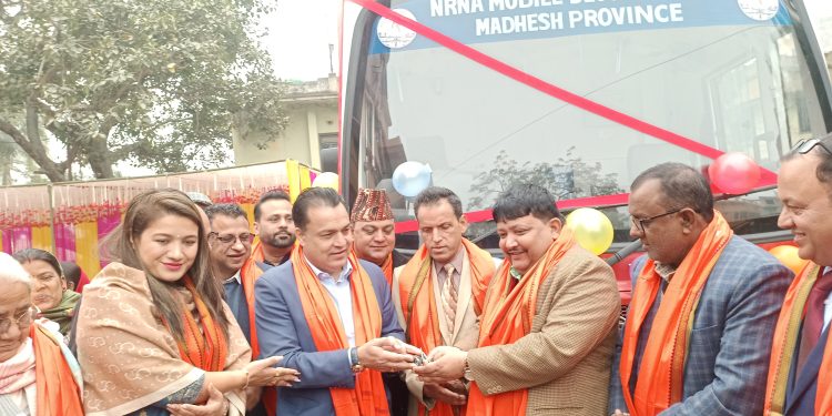 एनआरएनएकाे घुम्ति रक्त संकलन बस रेडक्रसलाई हस्तान्तरण