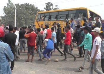 स्कूल बसमा किचिएर दुई महिलाको मृत्यु, ८ घाइते
