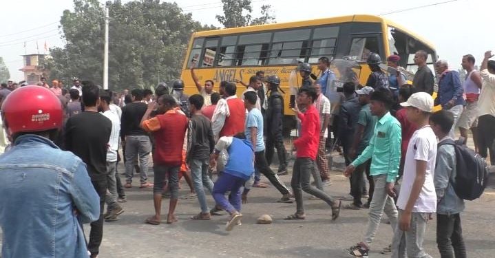 स्कूल बसमा किचिएर दुई महिलाको मृत्यु, ८ घाइते