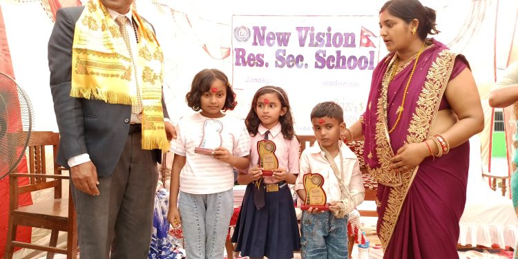 न्यूभिजनले उत्कृष्ट विद्यार्थीहरुलाई गरे पुरस्कृत