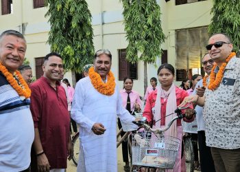 मटिहानी नगरपालिकाद्वारा छात्रालाई साइकल वितरण