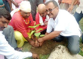 वृक्षाराेपण गरि  मन्त्री यादवले मनाए आफ्ना बुवाकाे १३ औं पुण्यतिथि