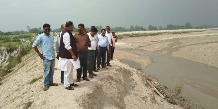 बाढी  प्रभावित क्षेत्रकाे अवस्था बुझ्न अहाेरात निरिक्षणमा मन्त्री यादव