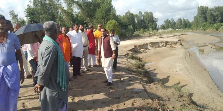 राताे नदी प्रभावित क्षेत्र बलवामा मन्त्री यादवकाे निरिक्षण