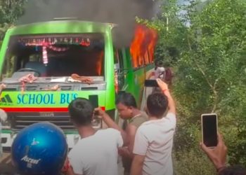 स्कुल बसकाे ठक्करबाट छात्राकाे मृ्त्यु, स्थानीयले बस जलाए