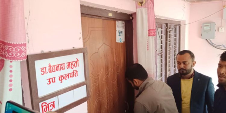 कृषि विश्वविद्यालयमा कर्मचारीहरूले गरे तालाबन्दी