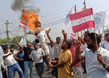 कांग्रेस सहामहान्त्री विरूद्ध झुठाे अभिव्यक्ति दिने राप्रपा अध्यक्षकाे पुतला दहन र चक्काजाम