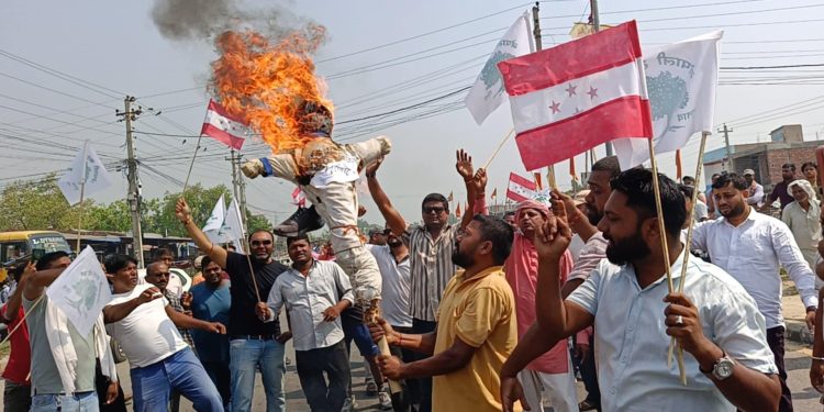 कांग्रेस सहामहान्त्री विरूद्ध झुठाे अभिव्यक्ति दिने राप्रपा अध्यक्षकाे पुतला दहन र चक्काजाम