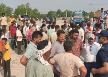 सडक निर्माणको माग गर्दै ढल्केवरमा चक्काजाम