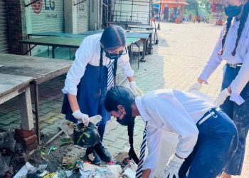 वातावरण दिवसमा विद्यार्थीहरू प्लास्टिक संकलन गर्दै