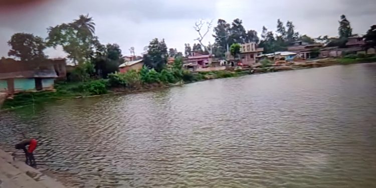 पोखरीको अतिक्रमित जग्गा गाउँब्लकको हाे भनी लालपुर्जा वितरण