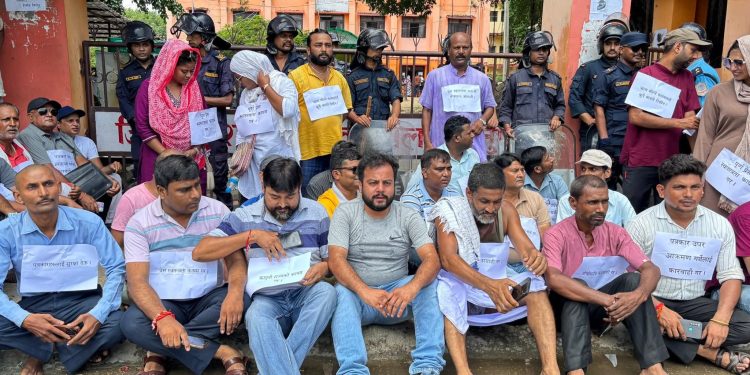 दाेषी वकिललाई कारवाहीकाे माग गर्दै पत्रकार धर्नामा