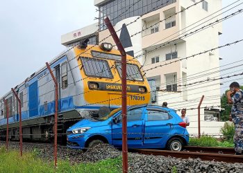 रेलवेको लापरवाही : जनकपुरधाममा रेलले कारलाई ठोकियो