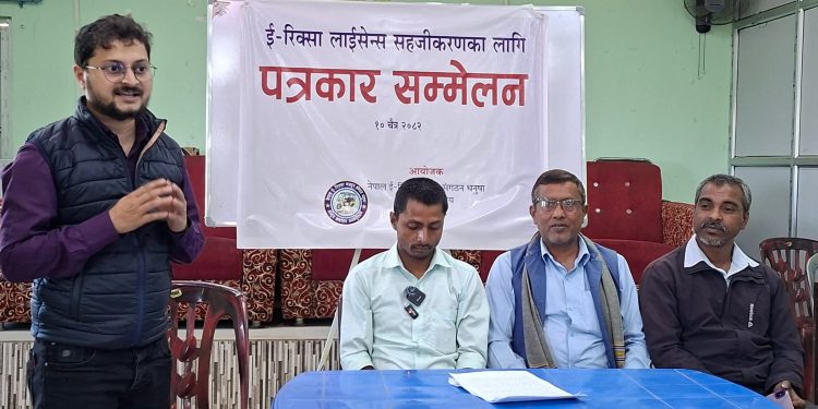 ई–रिक्सा चालकको लाइसेन्स समस्या जटिल