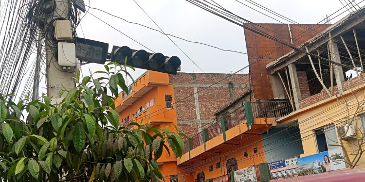 कराेडाै लागतकाे ट्राफिक लाईट अलपत्र, बदमासी कसकाे ?