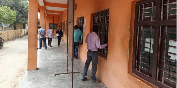 मालपोत कार्यालय : सेवाग्राही लाइनमा, कर्मचारी बेपता