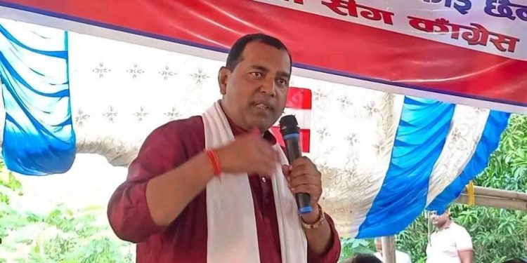 ट्रमा सेन्टर सारिएकाे विराेधमा पुर्व मन्त्री यादव धर्नामा