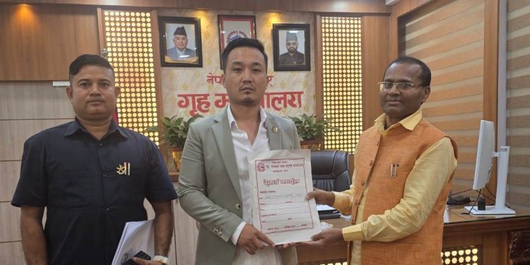 प्रदेश प्रहरी सम्बन्धी कानुनी दस्तावेज संघीय गृहमन्त्रीलाई हस्तान्तरण